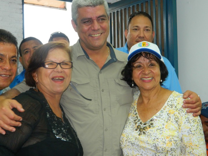 Las dirigentes Adecas Omaira González e Idalba Guevara, junto al parlamenteario Alfonso Marquina (Foto: Jesús Cabello Velásquez)